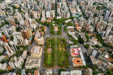 Vista aérea da Praça da Liberdade ilustrando matéria sobre uso do solo e o redesenho da vida urbana