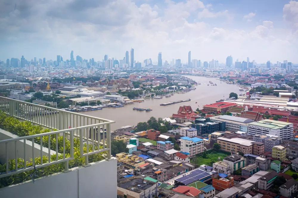 Vista  aérea de Bangkok (lado de Phra Nakhon e Thonburi), com o rio Chao Phraya
